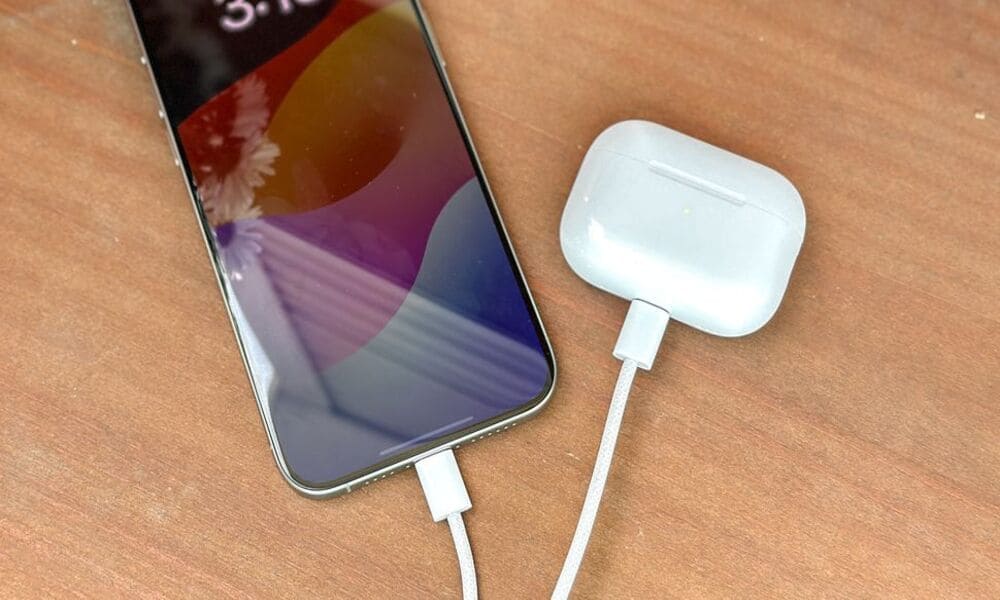 Cổng sạc USB-C thực hiện chức năng sạc ngược từ iPhone 15 Pro Max 256GB cũ sang các thiết bị khác